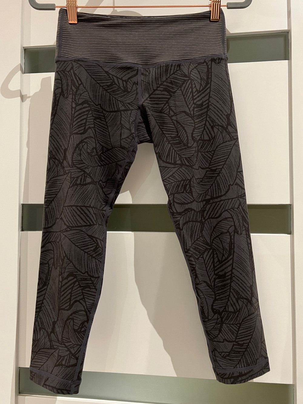 VUORI Stripe & Abstract Leaf Print Cropped Leggings, Gray/Black, Ladies XS